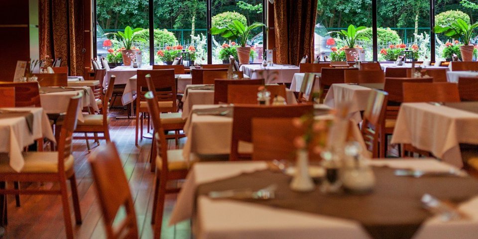 W hotelu znajdują się dwie restaurację: Restauracja Łososiowa i Zielona