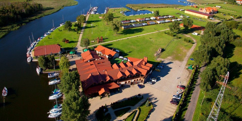 Hotel Roś położony jest w miejscowości Pisz