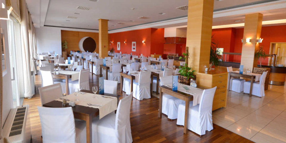 Hotelowa restauracja oferuje dania kuchni regionalnej i śródziemnomorskiej