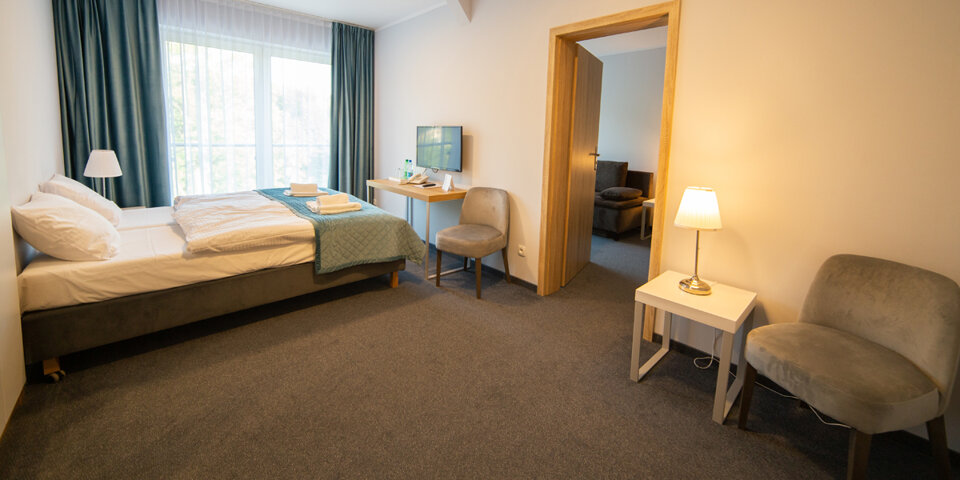 Pokój 2+2 w hotelu składa się z dwóch pokoi, w jednym jest rozkładana sofa