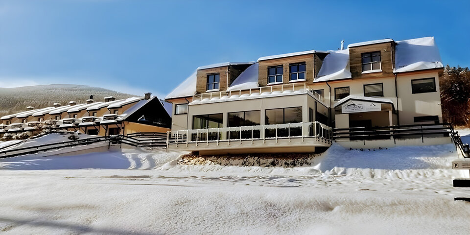 Hotel i Apartamenty pod Śnieżnikiem mieszczą się w miejscowości Stronie Śląskie