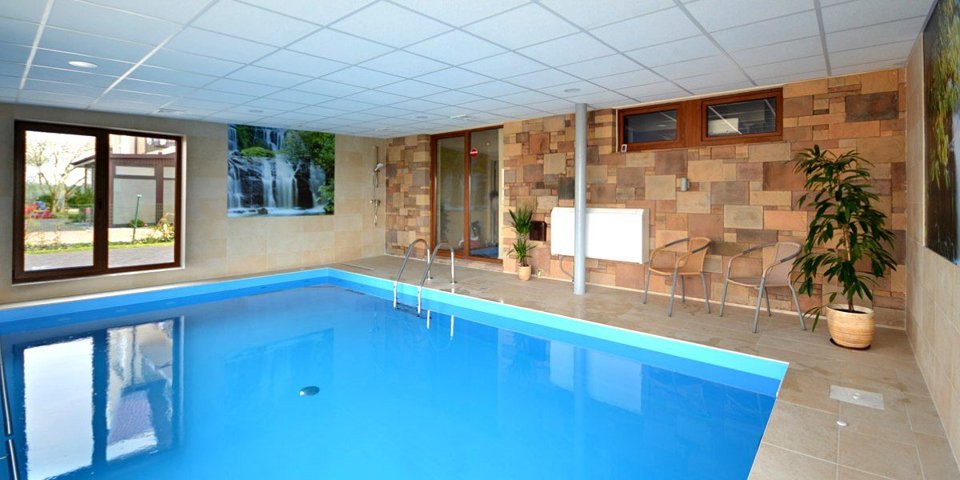 Goście mogą korzystać z krytego basenu i pływać bez względu na pogodę