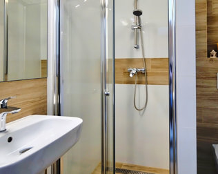 Pokoje posiadają prywatną łazienkę z prysznicem i ręcznikami