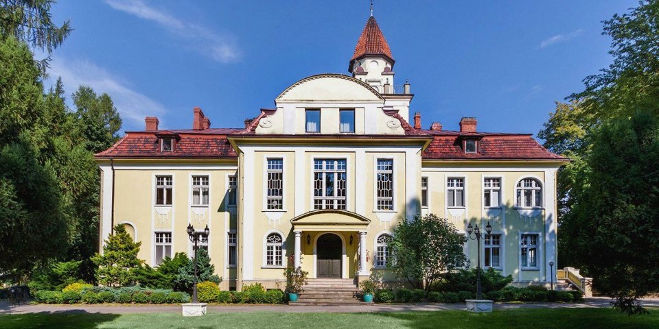Pałac Nieznanice jest położony w malowniczej i zielonej części Śląska