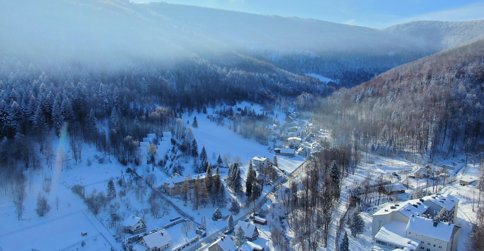 Bystra sąsiaduje ze Szczyrkiem, gdzie mieszczą się 3 duże ośrodki narciarskie