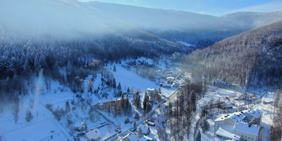 Bystra sąsiaduje ze Szczyrkiem, gdzie mieszczą się 3 duże ośrodki narciarskie