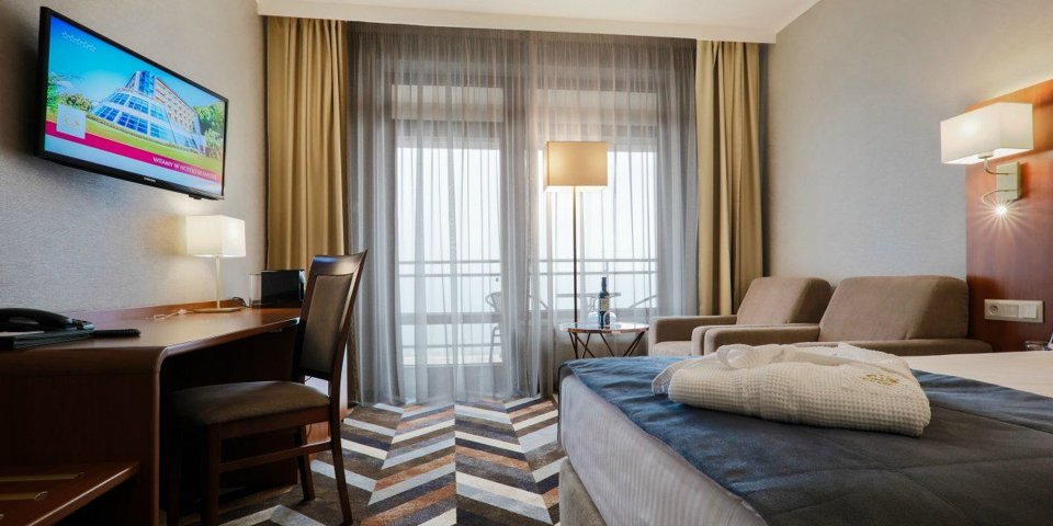 W pokojach Comfort i Premium znajduje się balkon (zdj. pokój Premium)