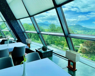 Z okien restauracji można podziwiać górskie szczyty