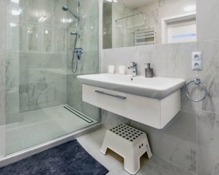 W łazience znajduje się kabina prysznicowa i opcjonalnie pralka