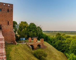 Jedną z najciekawszych atrakcji okolicy jest zamek w Czersku