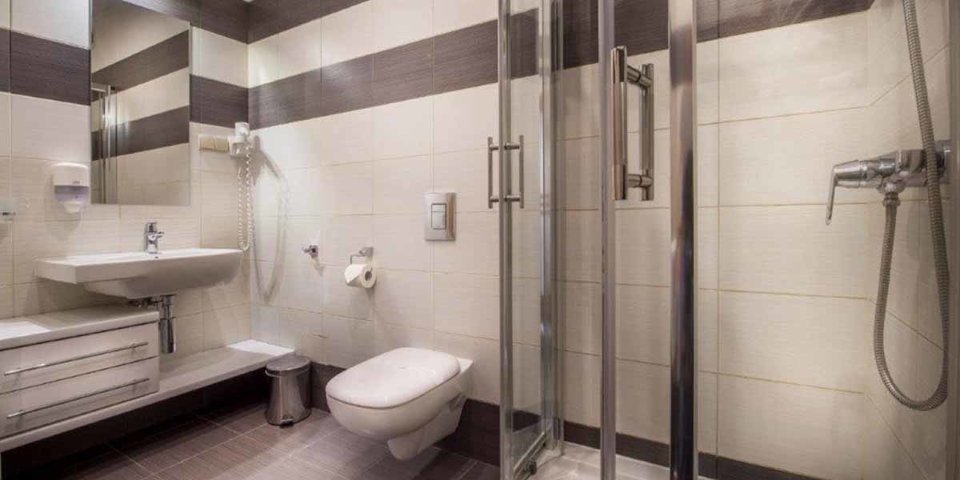 Goście mają dostęp do prywatnych nowoczesnych łazienek z kabinami prysznicowymi