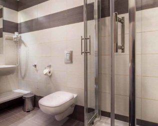 Goście mają dostęp do prywatnych nowoczesnych łazienek z kabinami prysznicowymi
