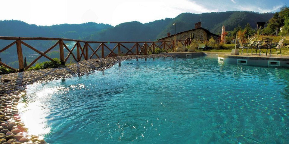 Zewnętrzny basen ma panoramiczny widok na dolinę Casentino