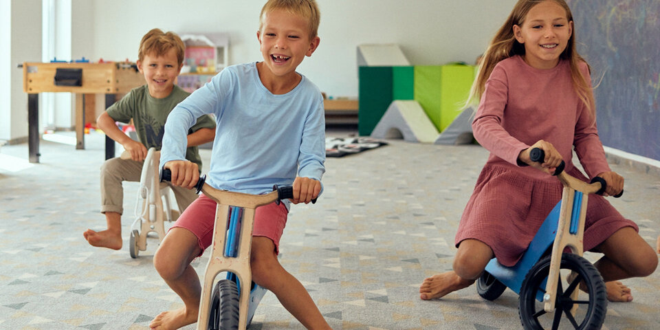 Dzieci mają do dyspozycji teren rekreacyjno-sportowy oraz pokój zabaw