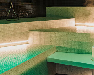 Latem 2023 otwarto także nowy obszerny kompleks saun (na zdjęciu sauna parowa)